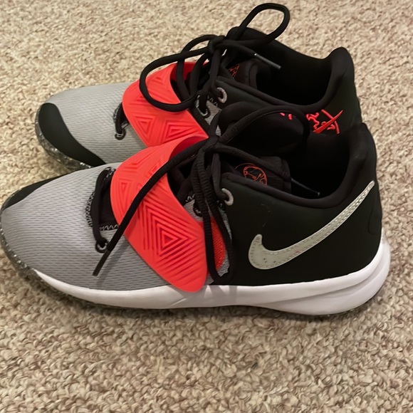 Kyrie Basketball Shoe - Picture 2 of 5